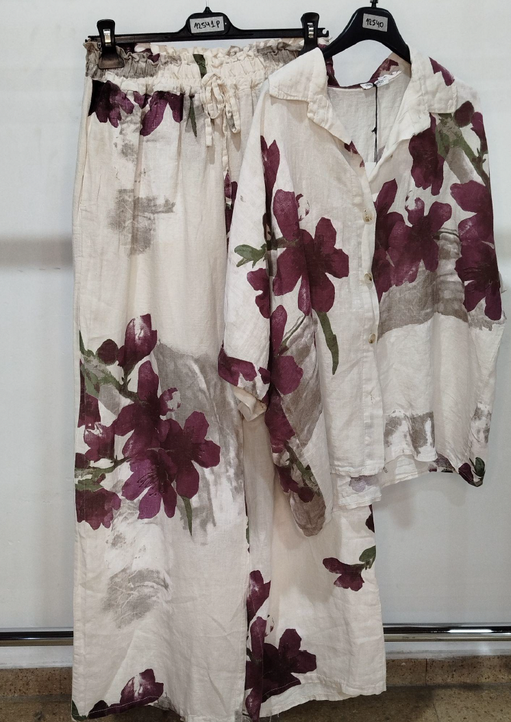 Conjunto de lino floral colgado en perchas en el depósito