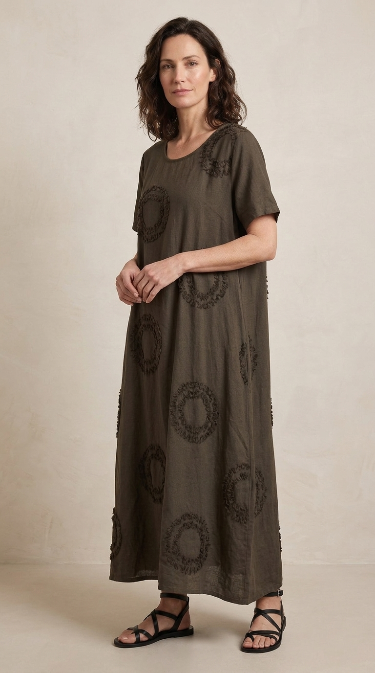 El mismo vestido de lino verde oliva en una toma editorial de cuerpo entero sobre modelo