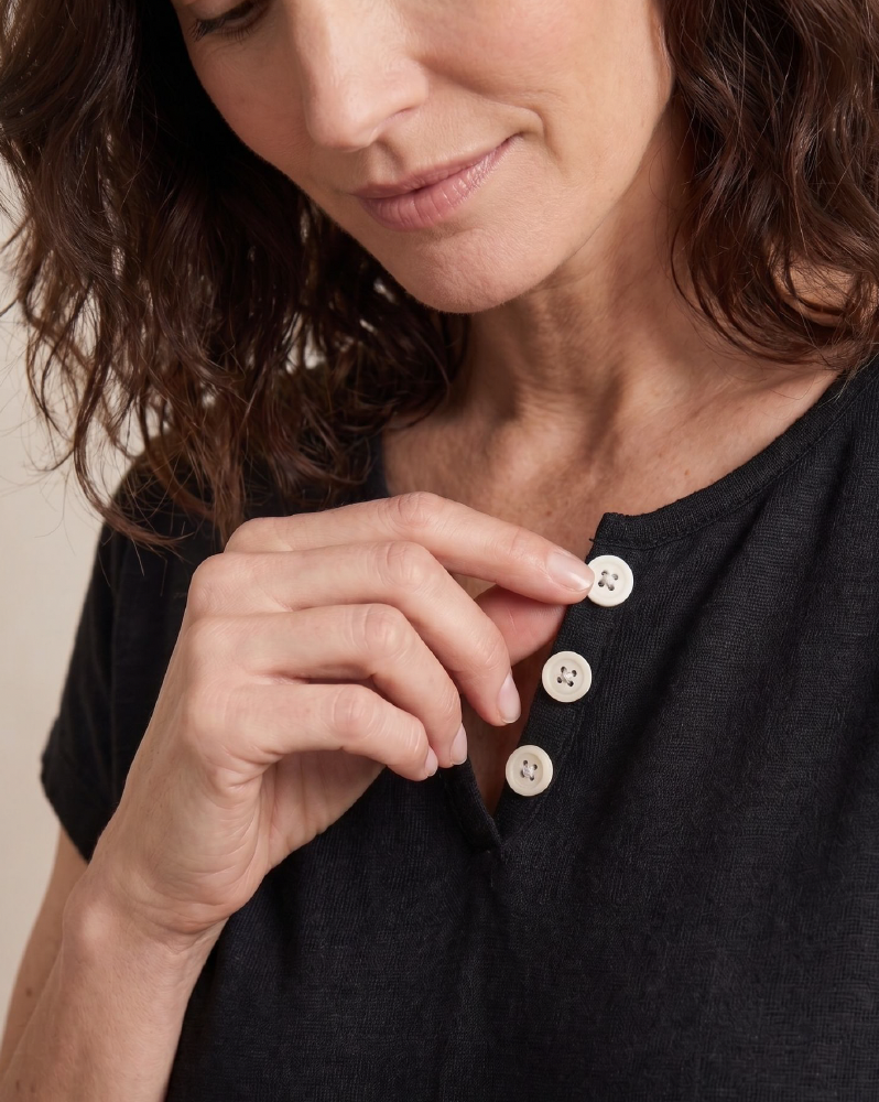 La misma remera de lino en una toma editorial sobre modelo